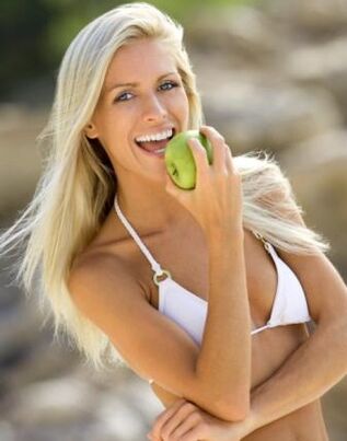 o fată mănâncă un măr pentru a pierde în greutate cu 10 kg pe lună