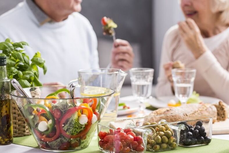 Dieta mediteraneană îmbunătățește abilitățile de comunicare la adulții în vârstă