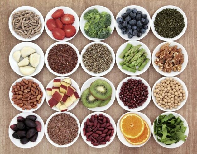 O varietate de produse dietetice pe farfurii